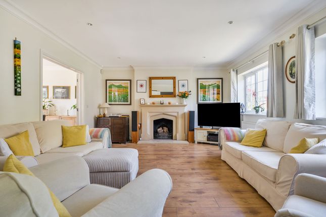10 Bax Close, Pulborough photo 3