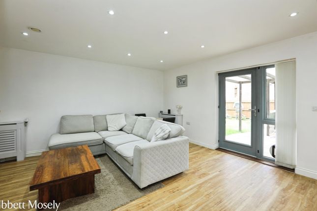 40, The Beckers, Crawley photo 3