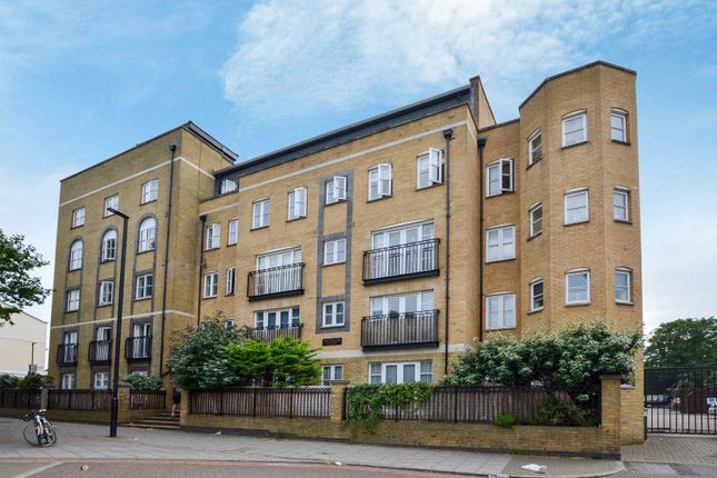 Flat to rent in Stockwell Green, Stockwell, London