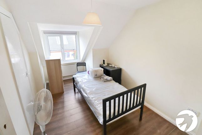 Teasel Crescent, London photo 4