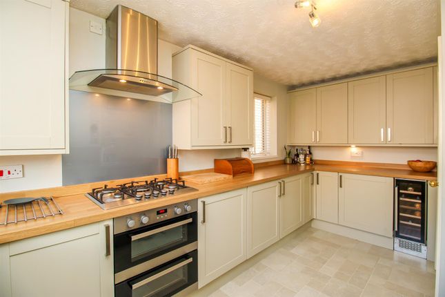 21, Queensbury Court, Normanton photo 3