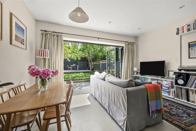 Ground Floor Flat, 120, Chesterfield Gardens, London photo 3
