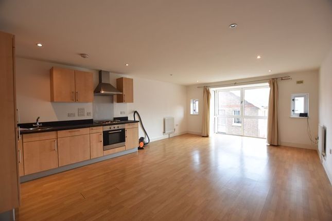 Flat to rent in Cowleaze Road, Kingston Upon Thames