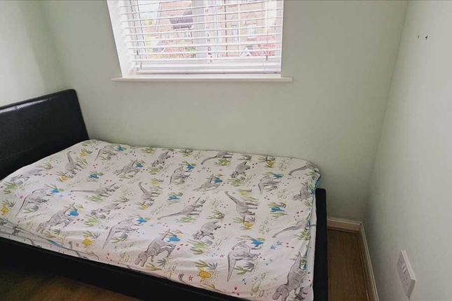 18, Magnolia Gardens, Edgware photo 3