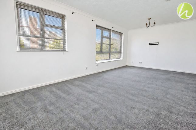 318 Parkmill Close, Stanford-Le-Hope photo 2