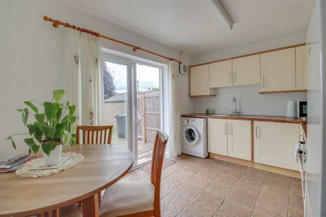 79, Friern Gardens, Wickford photo 4