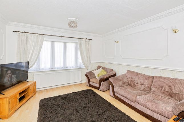 73, Hurstbourne Gardens, Barking photo 4