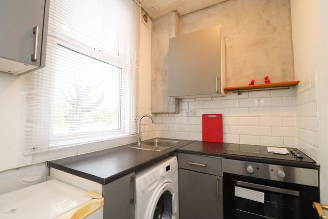 Flat 2, 6, Southfield Mount, Leeds photo 2