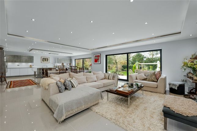 15, Courtlands Avenue, Surrey photo 4