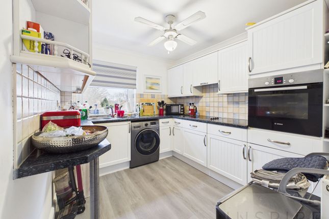 10 Hayling Court, Crawley photo 3