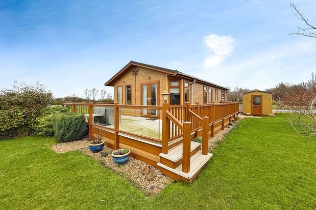 2-bed caravan on Lodge 10, Wagtail Country Park Cliff Lane, Grantham, £165,000