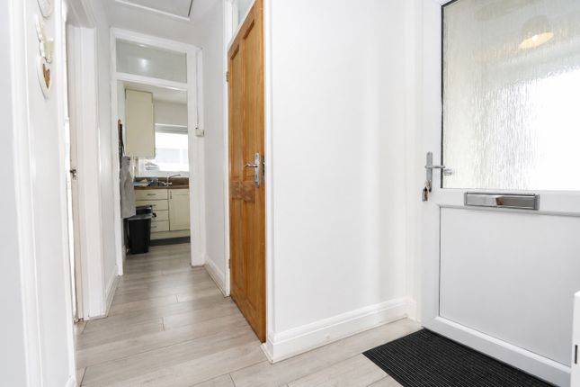 22 Fernwood, Hadleigh, Essex photo 4