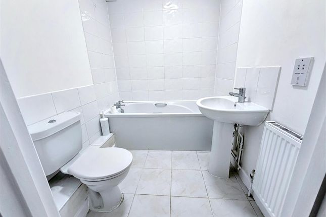 Flat 2, Eaton House, Water Eaton Road, Bletchley photo 4