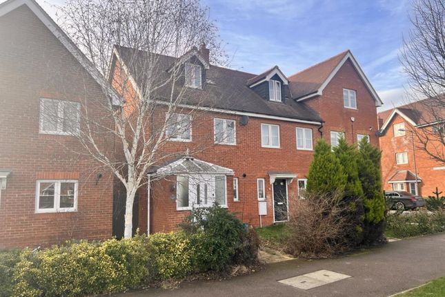 Thumbnail Town house to rent in Collington Road, Aylesbury