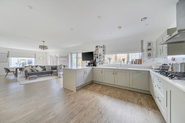 11, Barnfield, Billingshurst photo 2
