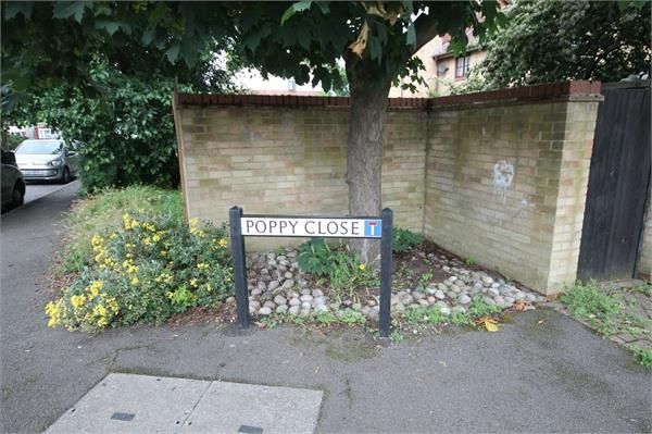 13 Poppy Close, Hackbridge photo 3