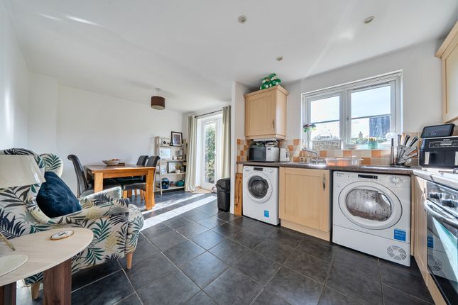 18, Saffron Crescent, Carterton photo 4
