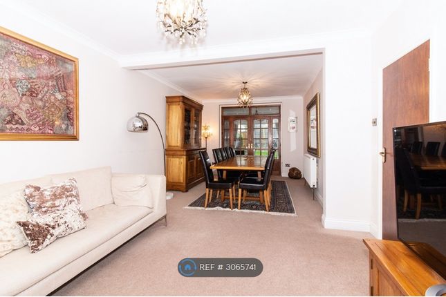 St Edmunds Drive, Stanmore photo 5