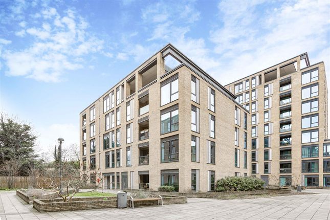 Flat for sale in Summerbee House, Wandsworth