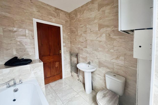 31, Longwood Road, Huddersfield photo 4