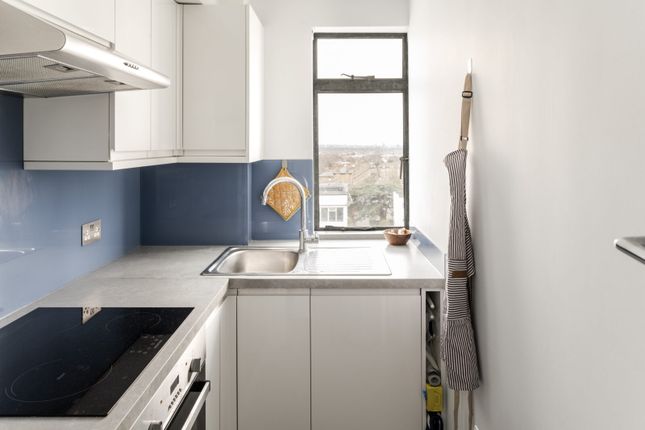 Flat for sale in Pullman Court XV, Streatham Hill, London