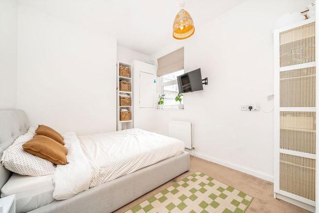 Flat A, 69, Uxbridge Road, London photo 4