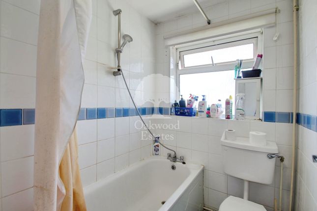 14, Laurels Road, Iver photo 4