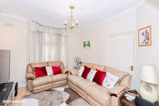 Grove Crescent Road, London photo 2