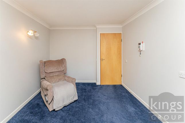32 Borrowdale Court, Gordon Hill, Enfield photo 4