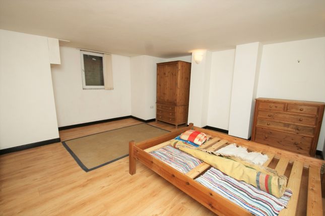 24 Back Markham Avenue,, Leeds, West Yorkshire photo 5