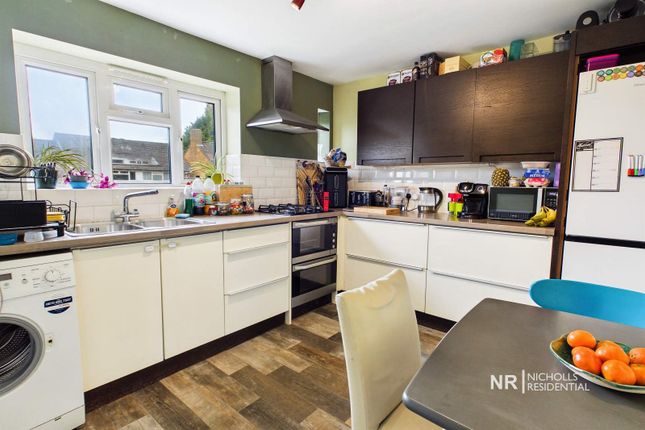 79, Mansfield Road, Chessington photo 2