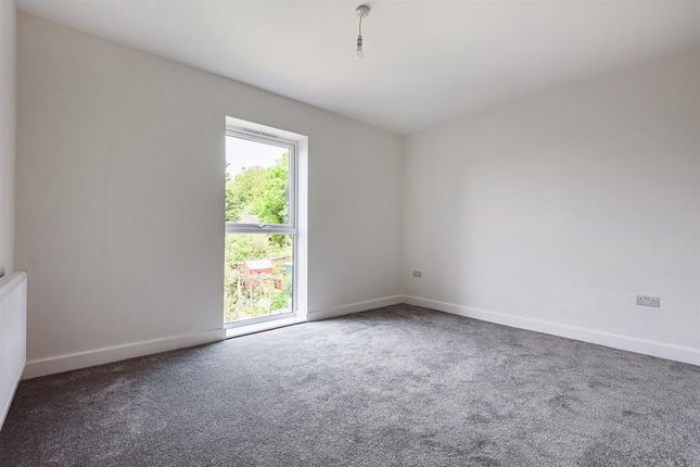 Flat to rent in Cross Street, Chatham