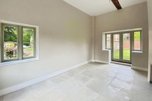 Mews Cottage, Wellesbourne Hall, Stratford Road, Warwick photo 3