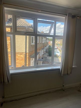 First Floor Flat, 84 Station Road, Gidea Park, ROMFORD photo 4