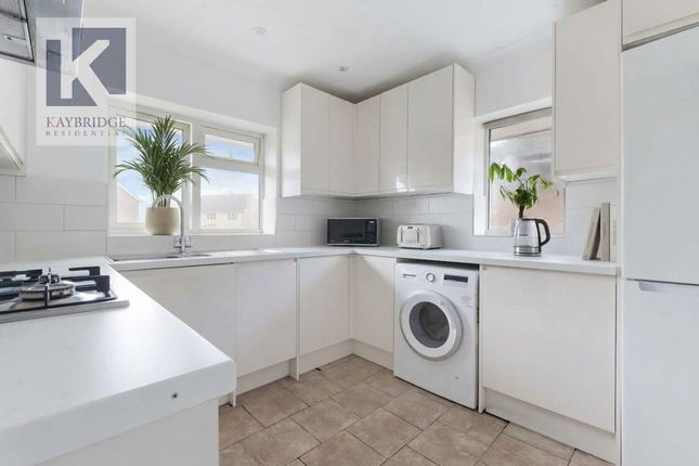 7 Reynolds Avenue, Chessington photo 4