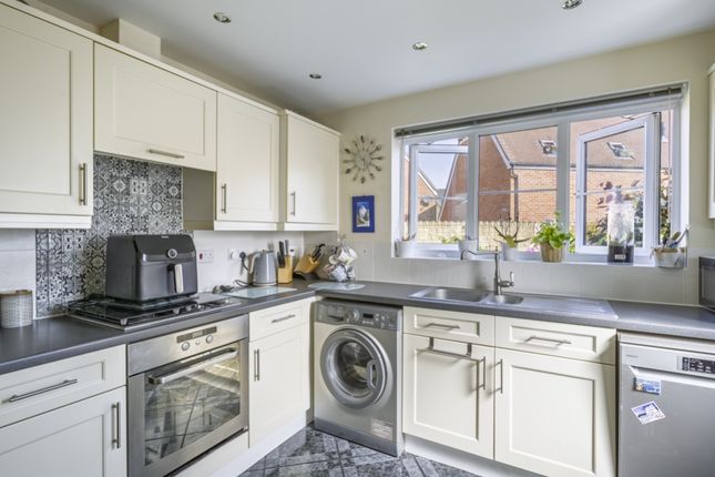 14, Mir Crescent, Swindon photo 4