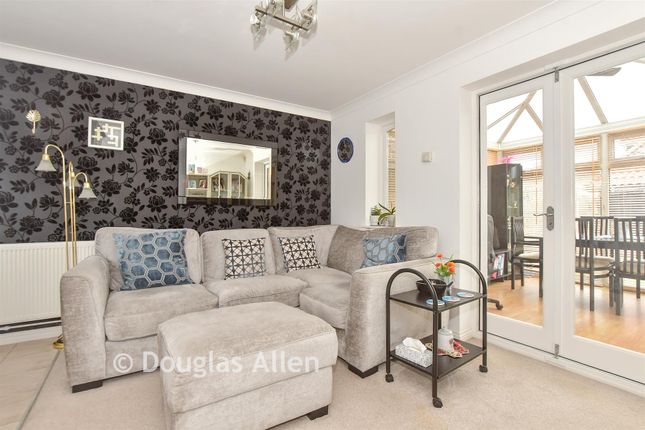 10, Boyd Court, Wickford photo 3