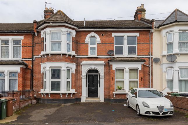 Thumbnail Flat for sale in Forest Drive West, London