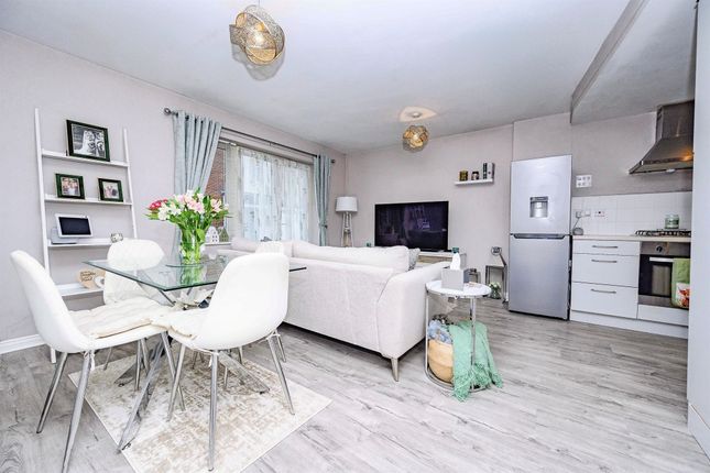 18, Oatridge Gardens, Hemel Hempstead photo 4