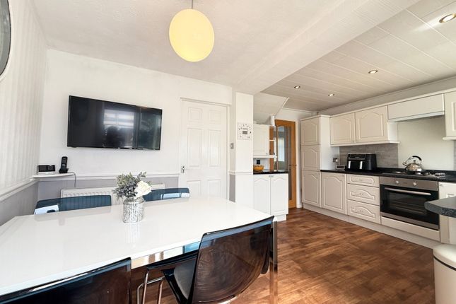 4, Chaucer Crescent, Kidderminster photo 3