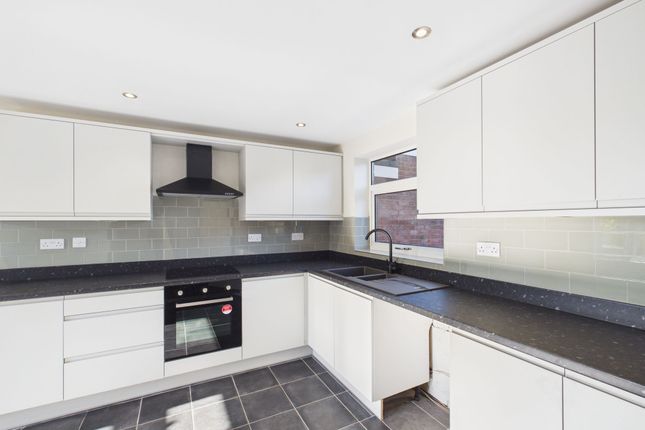 7 Greenacre Road, Worksop photo 3