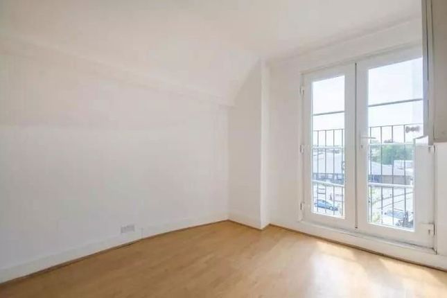 Third Floor Flat 38, Peckham High Street, London photo 4