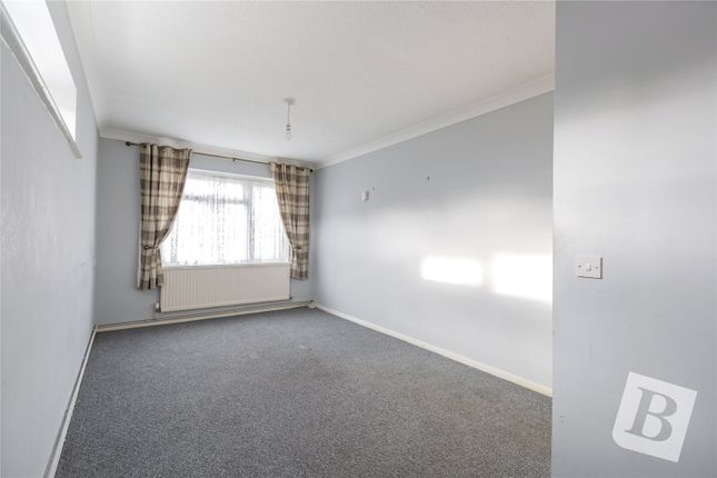 21, Pine Close, Essex photo 2