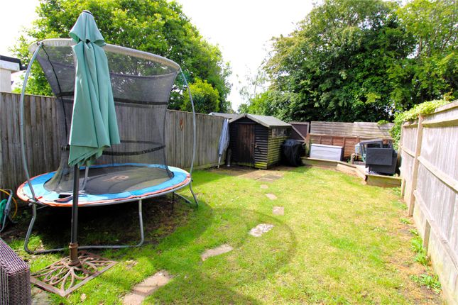 7, Park Farm Avenue, Hampshire photo 4