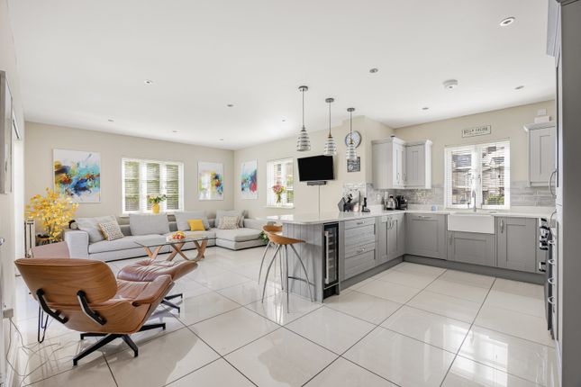 13, Beecham Close, Gloucestershire photo 3