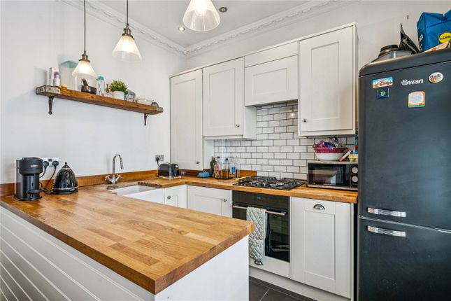 Flat 3, 143, Lavender Hill, London photo 4