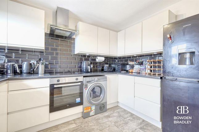 Flat for sale in Maple Close, Ilford
