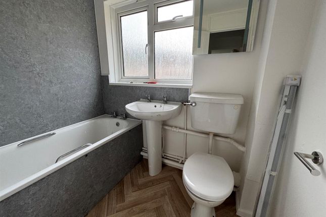 1-bed flat on 40, Broadwey Close, Weymouth, £800/mo
