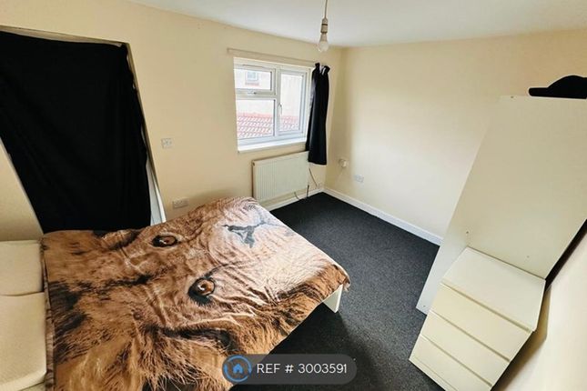 Flat  West Park Close, Romford photo 3