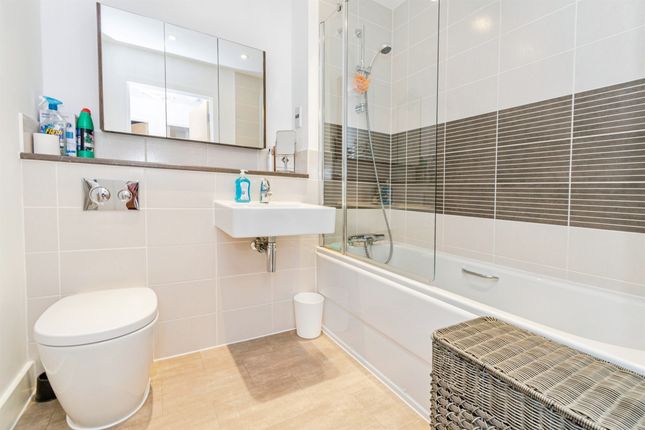 42, Shafford Meadows, Southampton photo 4